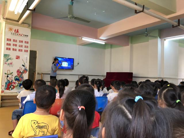 萬(wàn)江交警走進(jìn)勝利幼兒園開(kāi)展交通安全宣傳活動(dòng)