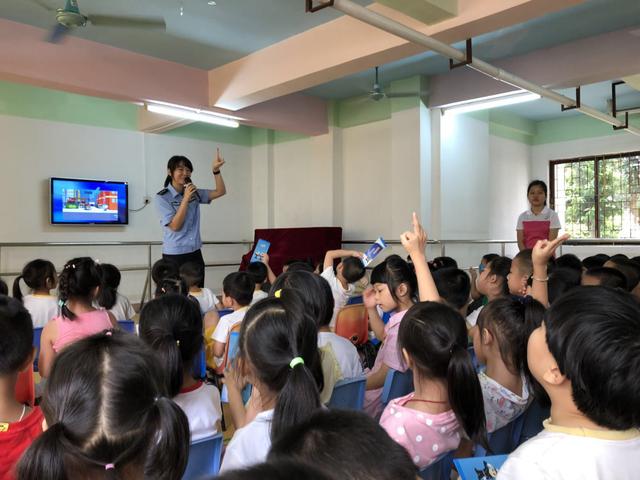 萬(wàn)江交警走進(jìn)勝利幼兒園開(kāi)展交通安全宣傳活動(dòng)