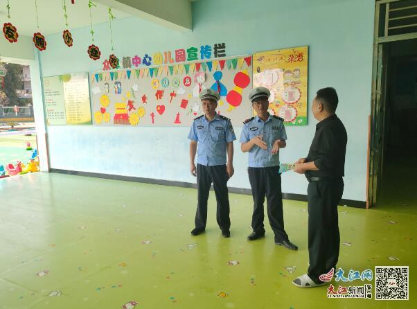 樂(lè)平交警進(jìn)幼兒園開(kāi)展校車(chē)安全大檢查