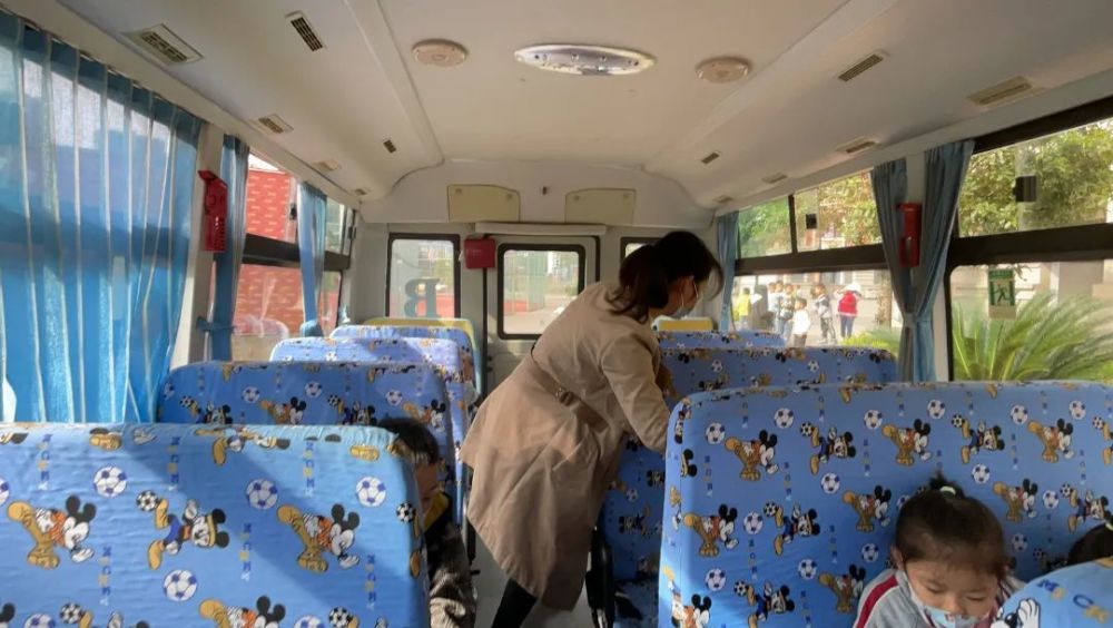 為愛護航，安全抵達——我校附屬幼兒園校車安全演練活動
