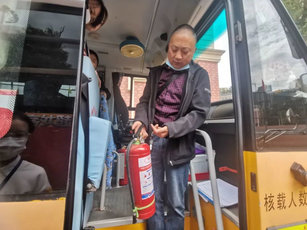 為愛護航，安全抵達——我校附屬幼兒園校車安全演練活動