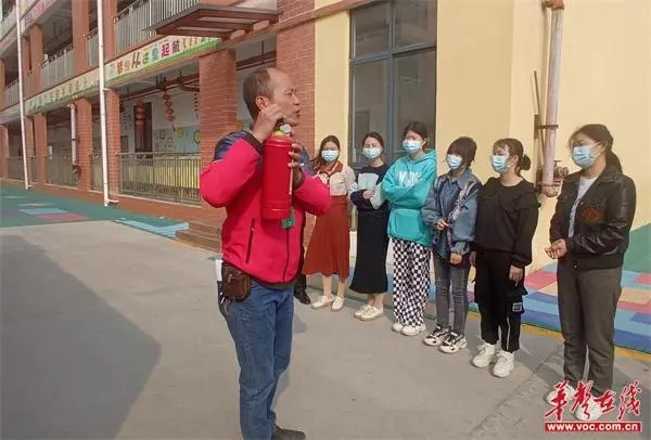 廣發鎮中心幼兒園開展校車安全及消防應急疏散演練