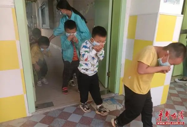 廣發鎮中心幼兒園開展校車安全及消防應急疏散演練
