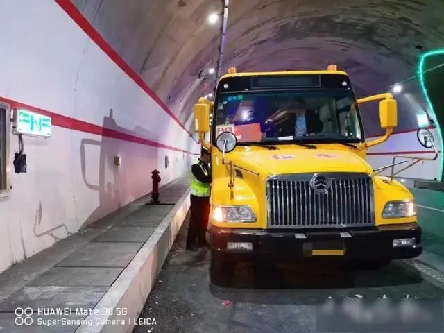 校車在高速上這樣做被罰，十堰三部門：約談！