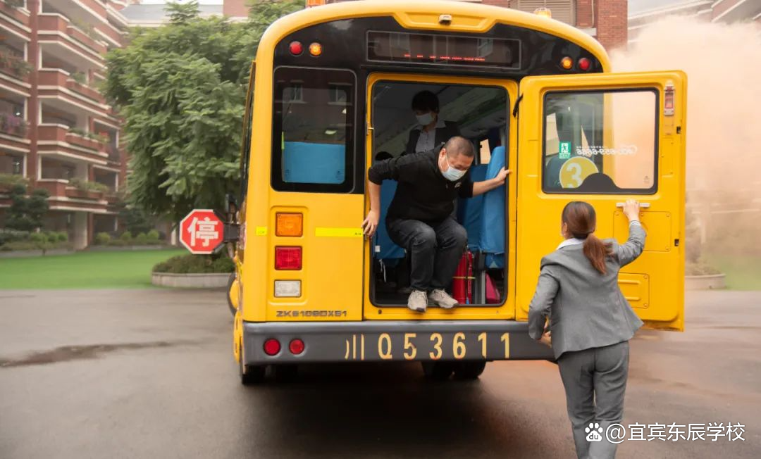 校車起火了，怎么辦？校車安全9步法……