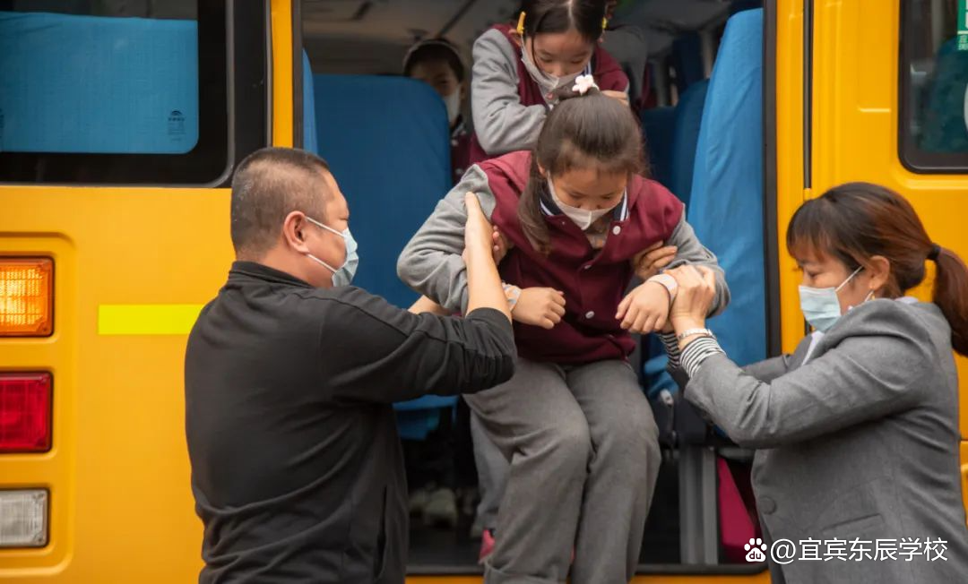 校車起火了，怎么辦？校車安全9步法……