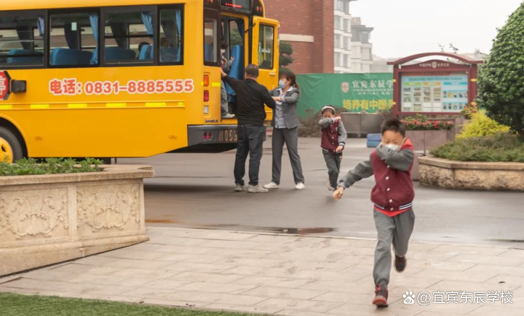 校車起火了，怎么辦？校車安全9步法……