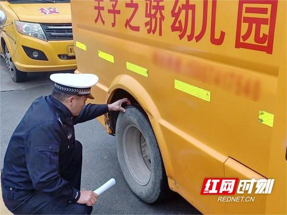 開學(xué)在即！古丈縣多部門聯(lián)合開展校車安全大檢查