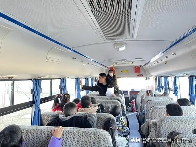 煙臺開發(fā)區(qū)雪楓小學(xué)舉行校車安全逃生演練