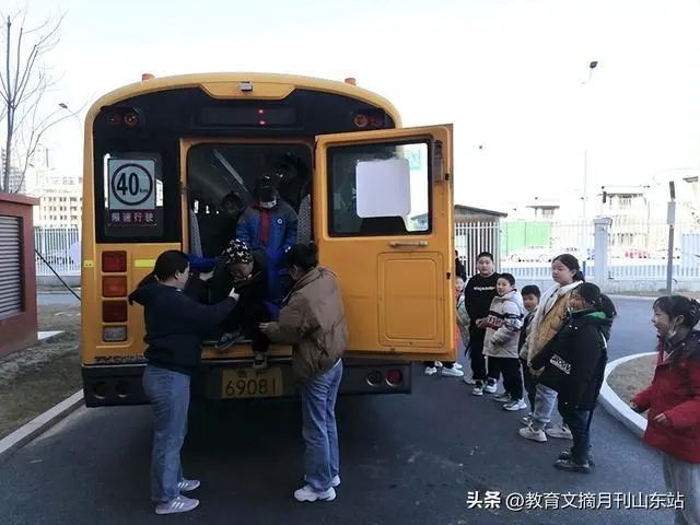 煙臺開發(fā)區(qū)雪楓小學(xué)舉行校車安全逃生演練