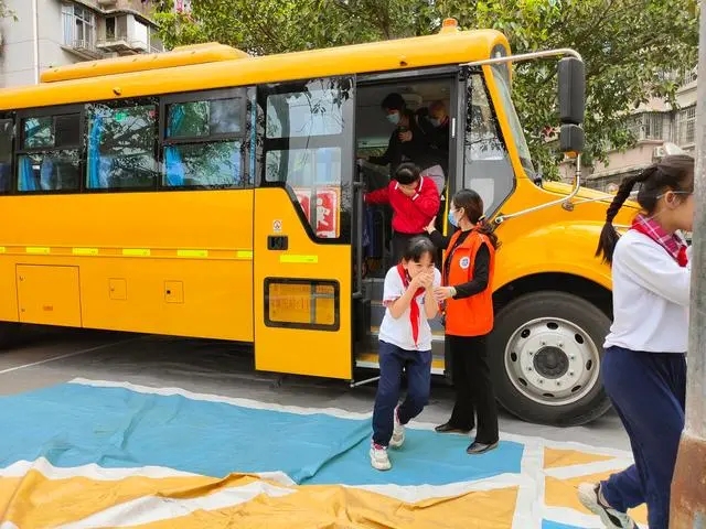 遇突發(fā)不要慌，這場(chǎng)“沉浸式”校車應(yīng)急演練給出“教科書”式做法