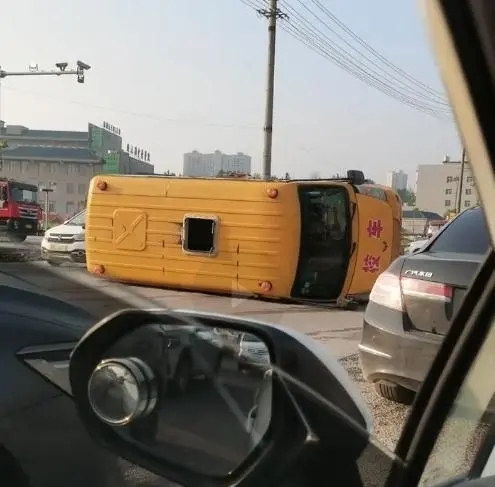 湖南一幼兒園校車發生側翻，當地交警：無人員傷亡，事故原因仍在調查