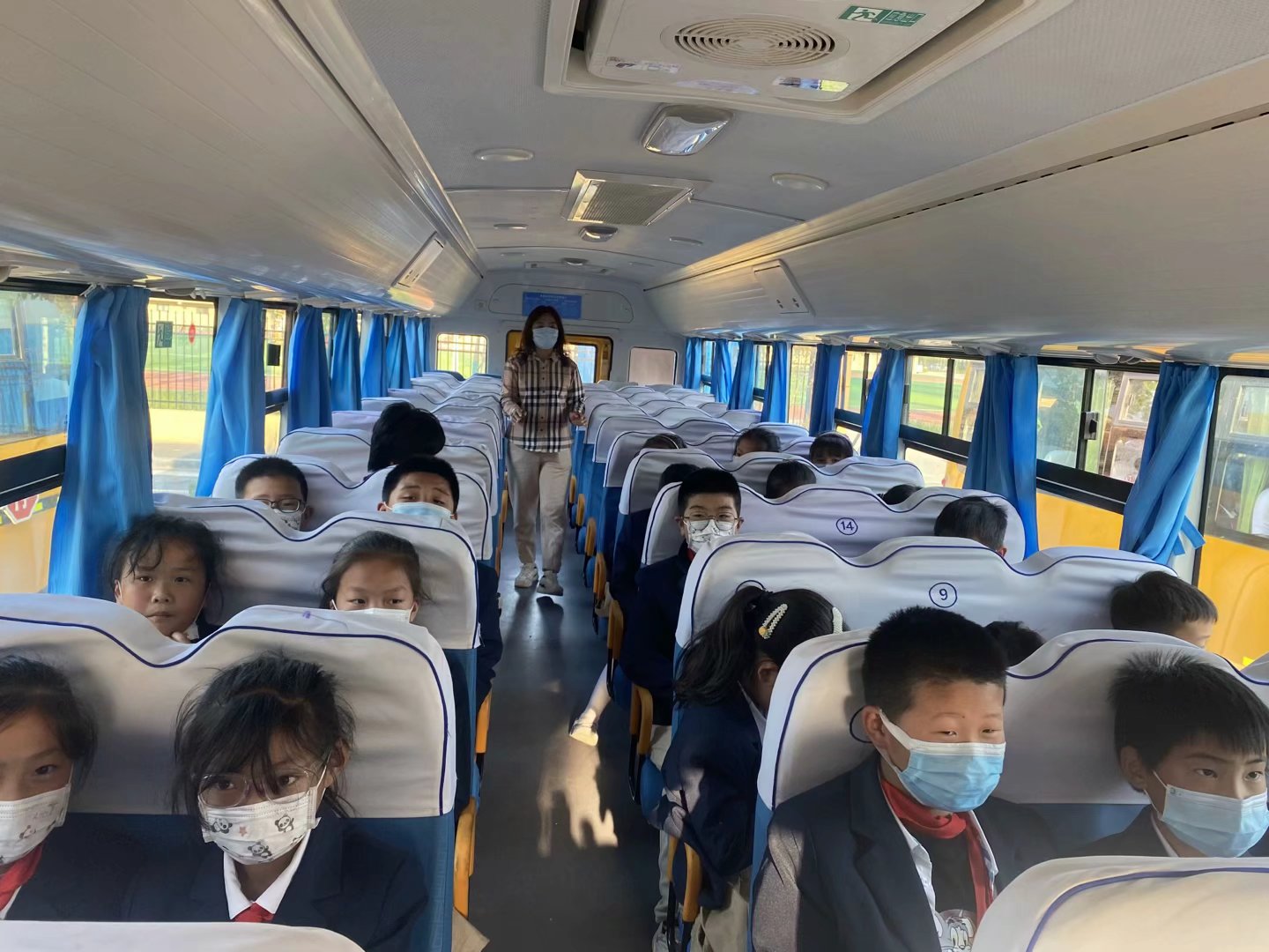 濟南高新區稼軒小學開展校車安全應急演練活動