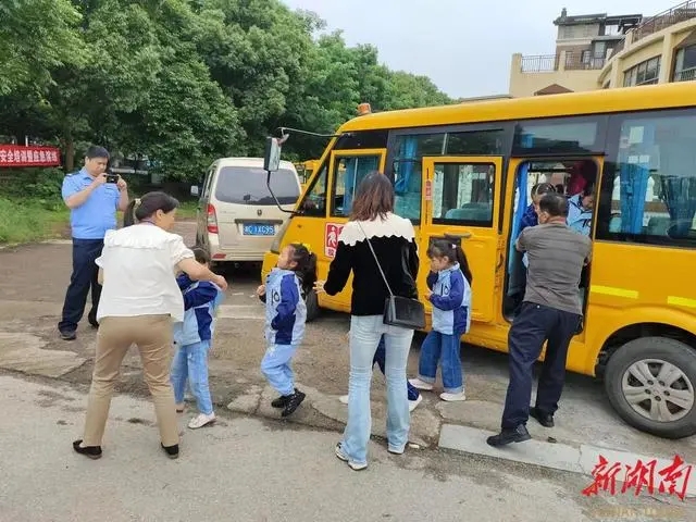 校車安全無小事，岳塘區開展校車安全培訓暨應急疏散演練
