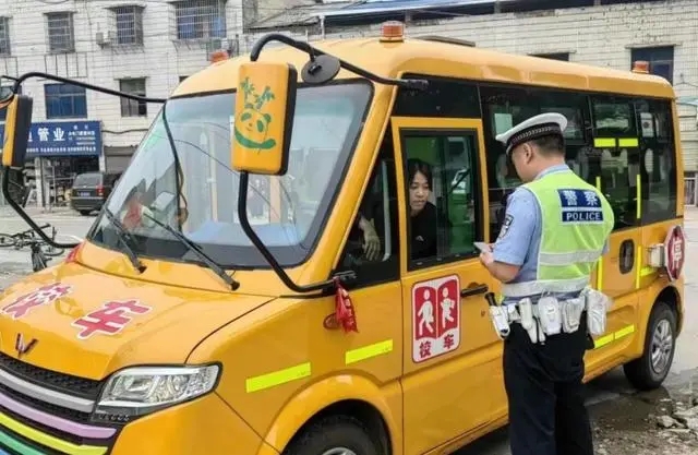 湘鄉(xiāng)市金石鎮(zhèn)：把好校車安全關 守護學生上學路