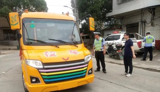湘鄉(xiāng)市金石鎮(zhèn)：把好校車安全關 守護學生上學路