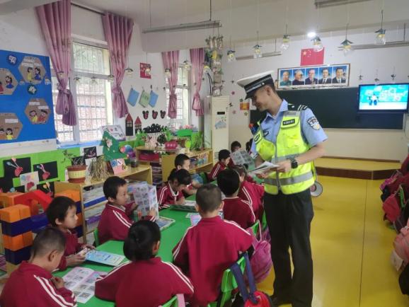 平安建設(shè) | 化隆交警：走進(jìn)幼兒園開展校車安全檢查和安全宣傳教育