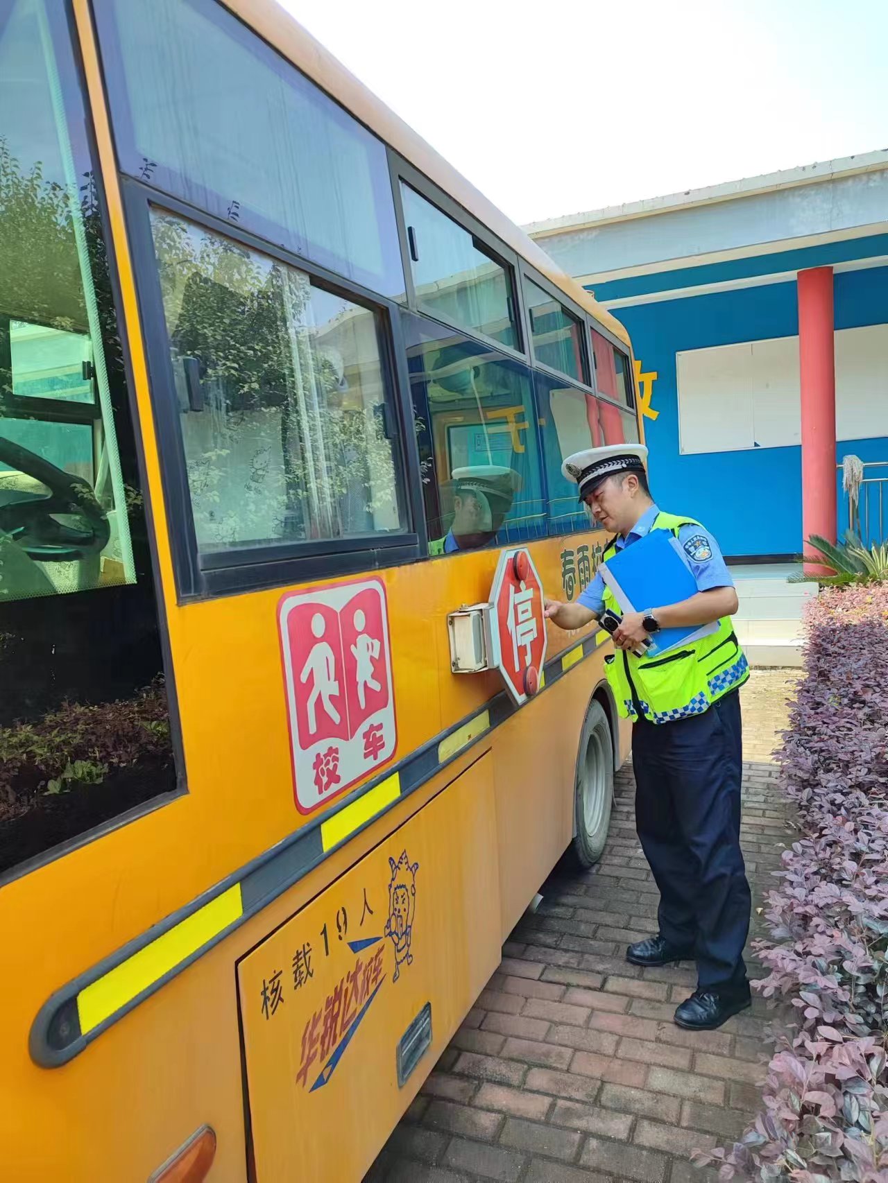 擰緊校車“安全閥”，護航平安上學路