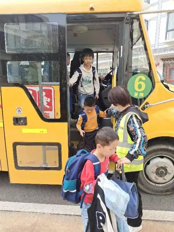 平安運行，為愛護航——黃梅縣第八小學開展校車安全工作會暨行政成員跟車督查活動