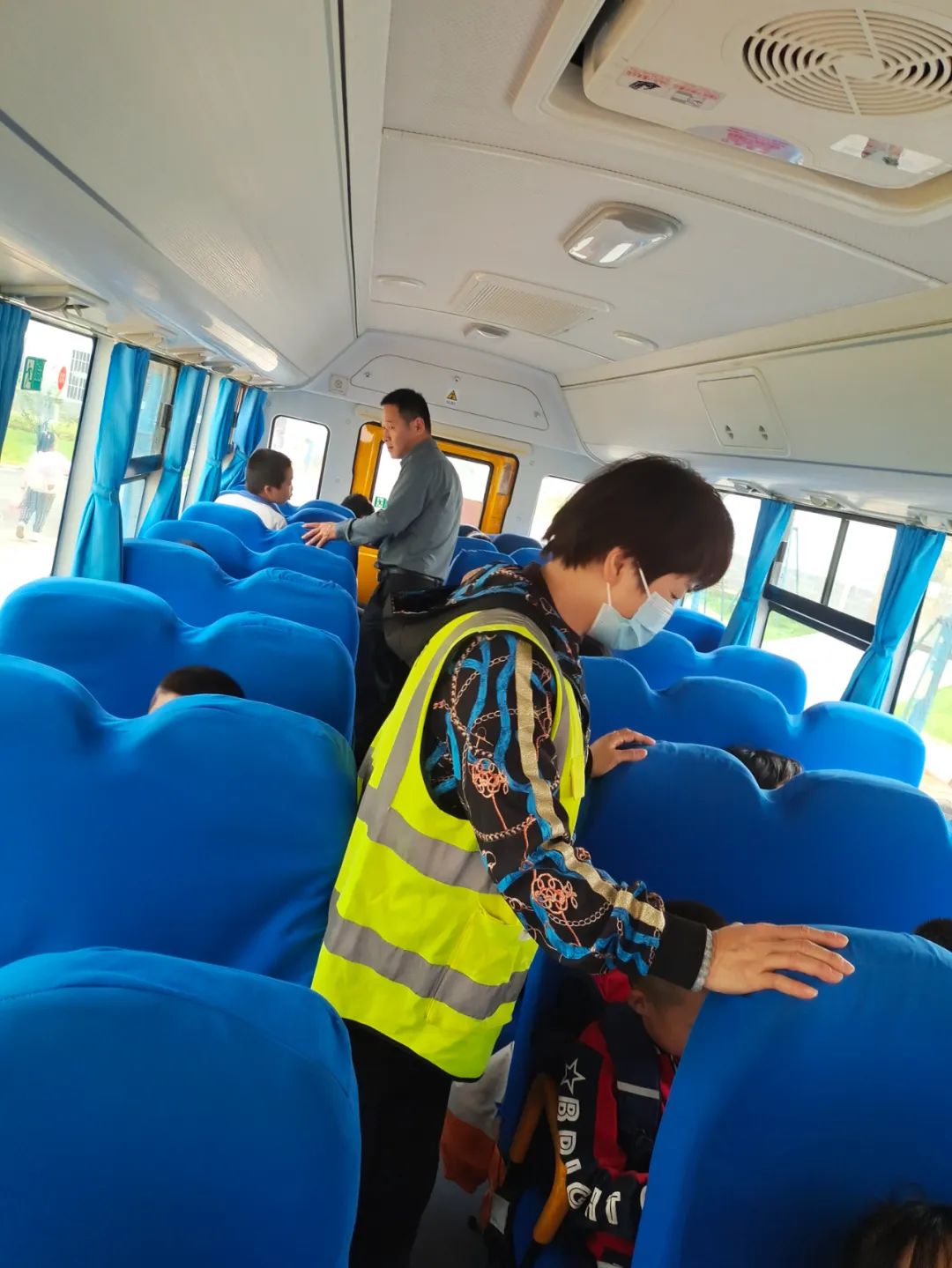 平安運行，為愛護航——黃梅縣第八小學開展校車安全工作會暨行政成員跟車督查活動