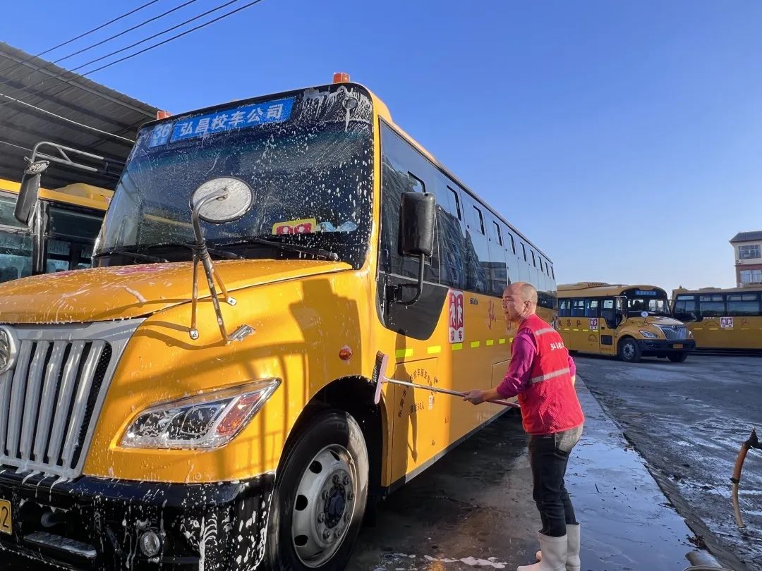 用心呵護(hù) 用愛護(hù)航 | 為確保新學(xué)期校車安全運(yùn)行，校車大掃除保養(yǎng)很重要