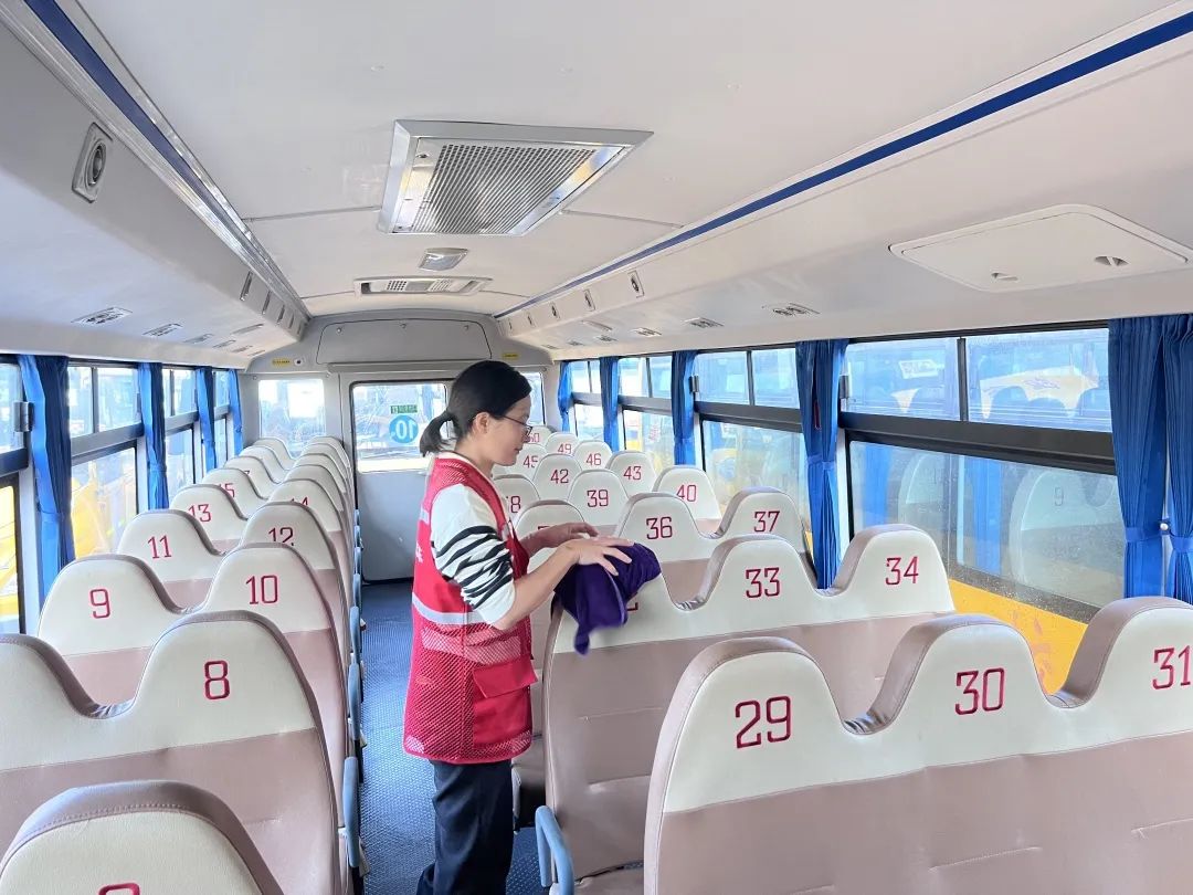 用心呵護(hù) 用愛護(hù)航 | 為確保新學(xué)期校車安全運(yùn)行，校車大掃除保養(yǎng)很重要