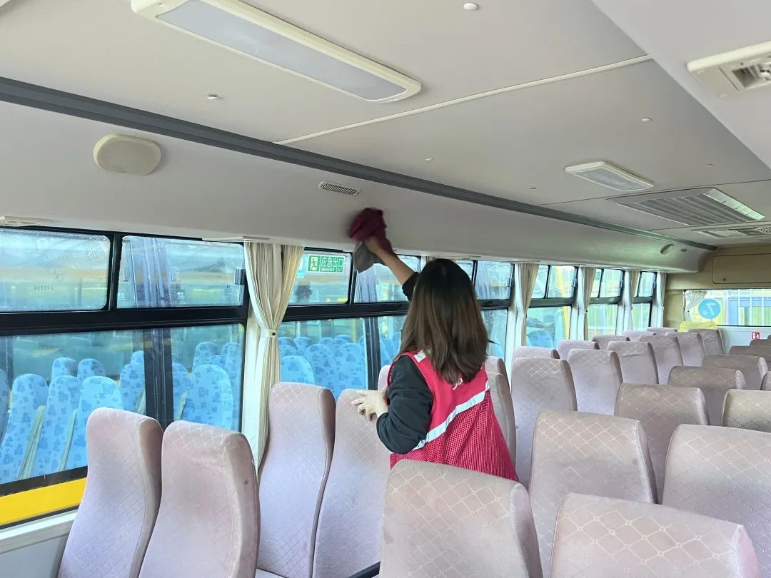 用心呵護(hù) 用愛護(hù)航 | 為確保新學(xué)期校車安全運(yùn)行，校車大掃除保養(yǎng)很重要