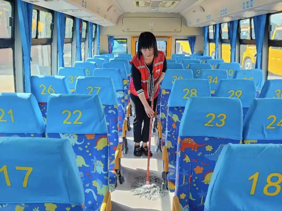 用心呵護(hù) 用愛護(hù)航 | 為確保新學(xué)期校車安全運(yùn)行，校車大掃除保養(yǎng)很重要