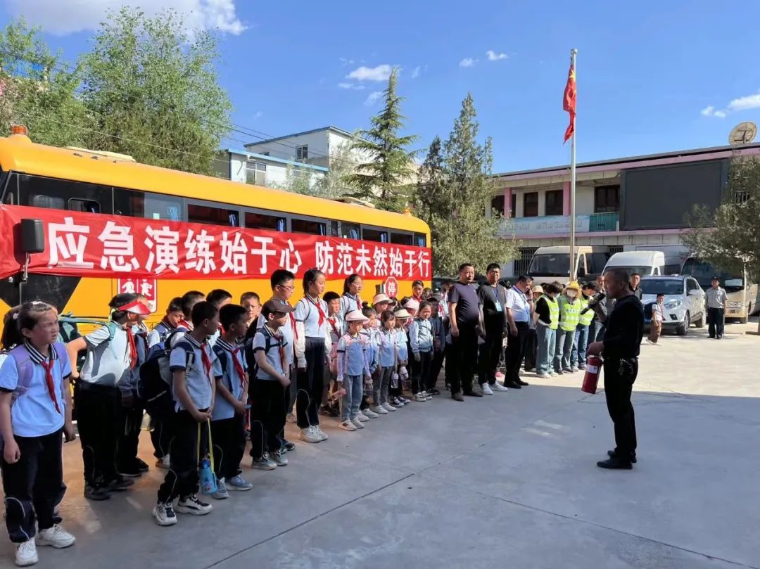 以“演練”促防范 讓安全伴我行 —城關(guān)區(qū)白道坪學(xué)校2024年春季學(xué)期校車應(yīng)急逃生演練
