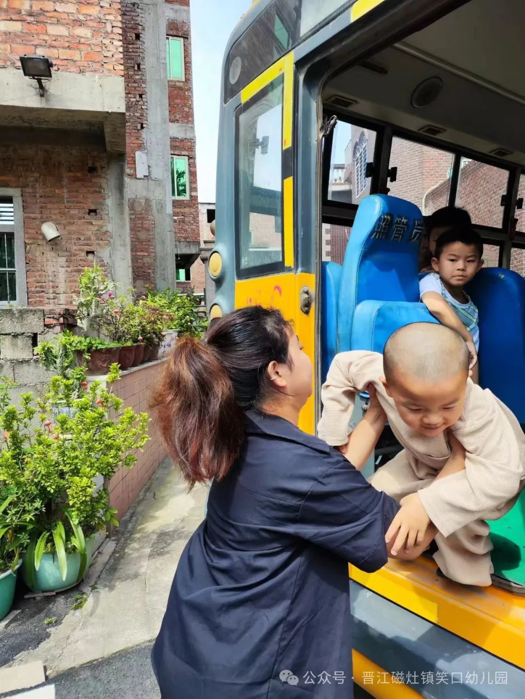 為愛(ài)護(hù)航，校車安全伴我行— —笑口幼兒園校車消防應(yīng)急安全逃生演練