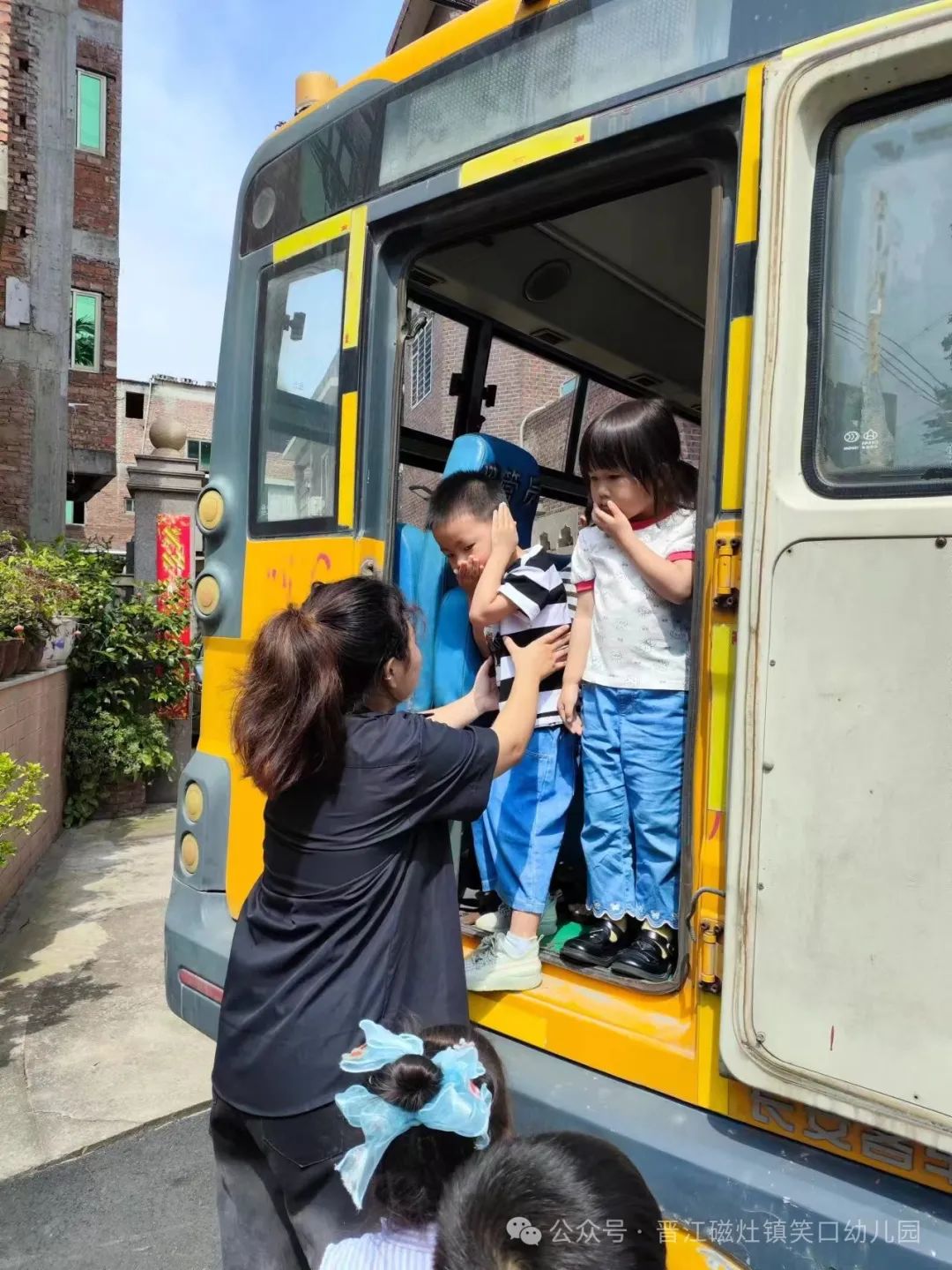 為愛(ài)護(hù)航，校車安全伴我行— —笑口幼兒園校車消防應(yīng)急安全逃生演練