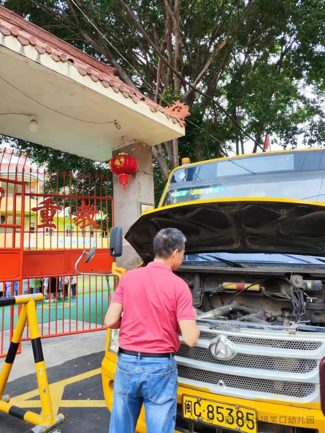 為愛(ài)護(hù)航，校車安全伴我行— —笑口幼兒園校車消防應(yīng)急安全逃生演練