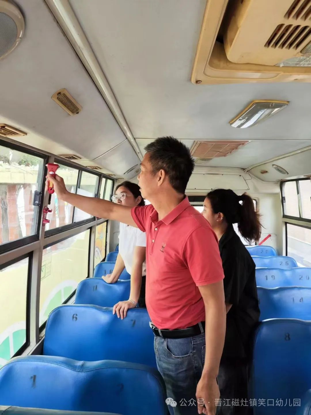 為愛(ài)護(hù)航，校車安全伴我行— —笑口幼兒園校車消防應(yīng)急安全逃生演練