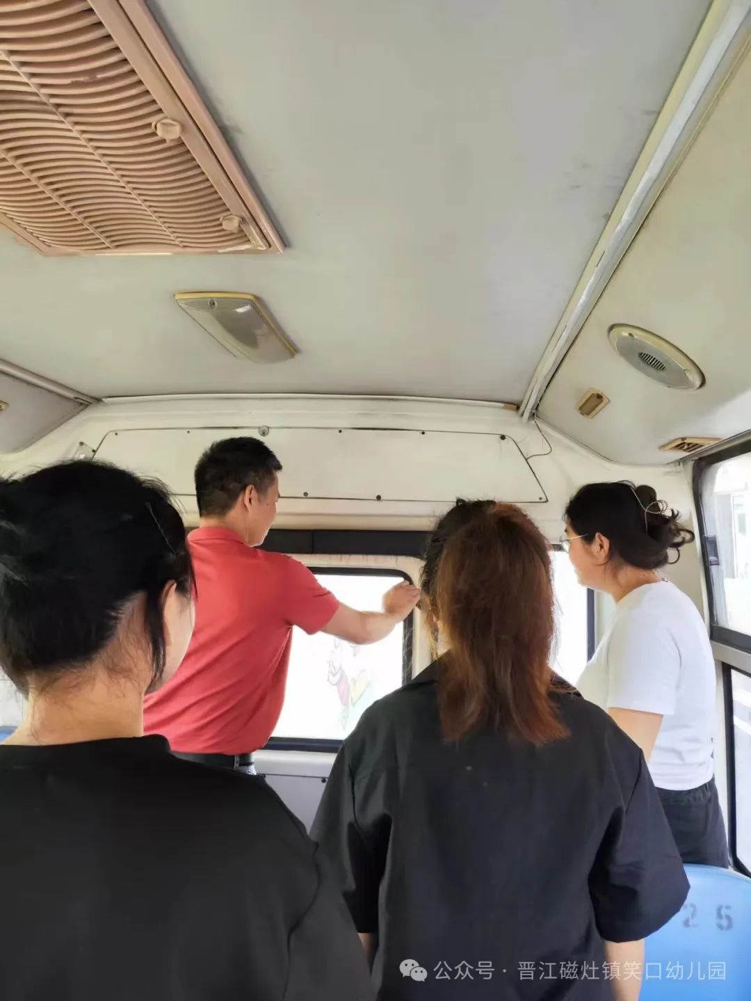 為愛(ài)護(hù)航，校車安全伴我行— —笑口幼兒園校車消防應(yīng)急安全逃生演練