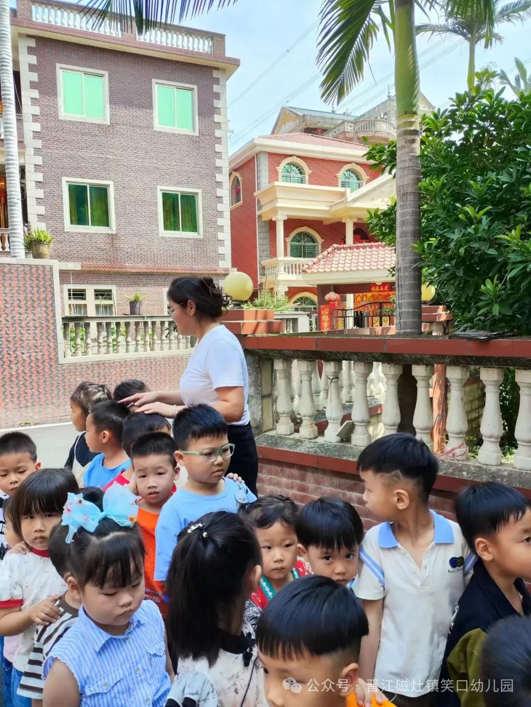 為愛(ài)護(hù)航，校車安全伴我行— —笑口幼兒園校車消防應(yīng)急安全逃生演練