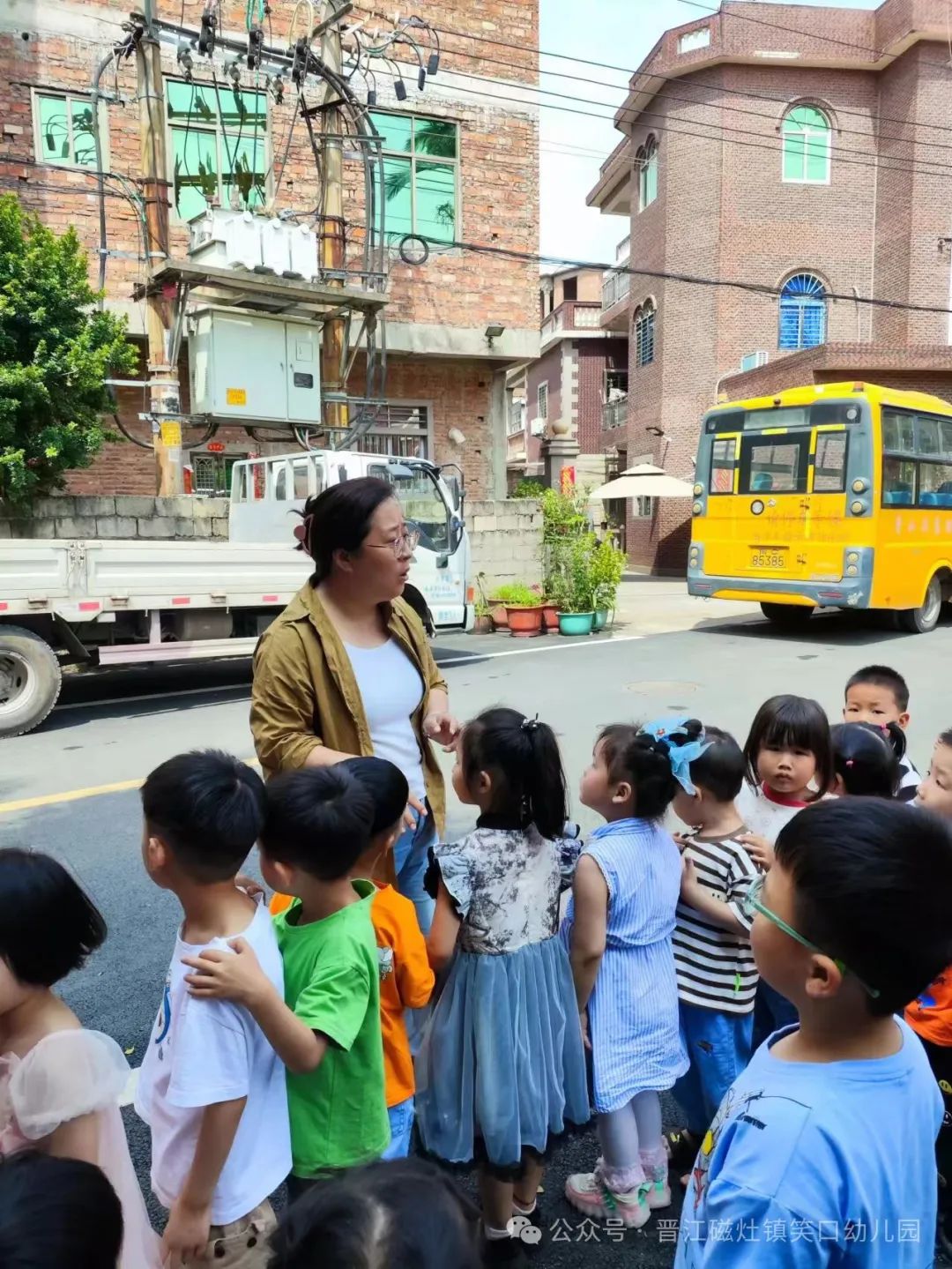 為愛(ài)護(hù)航，校車安全伴我行— —笑口幼兒園校車消防應(yīng)急安全逃生演練