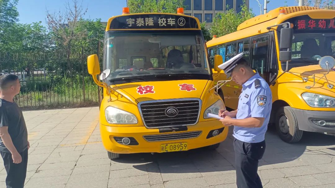 護(hù)航學(xué)子路，嚴(yán)查校車安全行——博樂公安交警持續(xù)開展校車安全大檢查