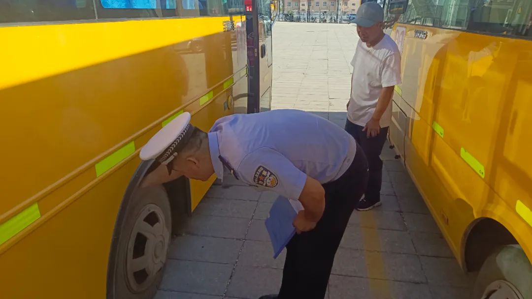 護(hù)航學(xué)子路，嚴(yán)查校車安全行——博樂公安交警持續(xù)開展校車安全大檢查