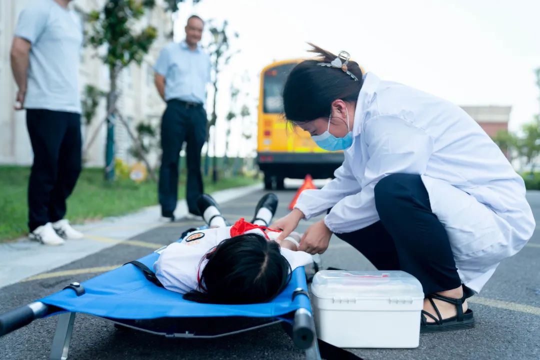 心系校車安全,筑牢平安防線 | 蘇外（港）成功舉行校車安全演練活動(dòng)