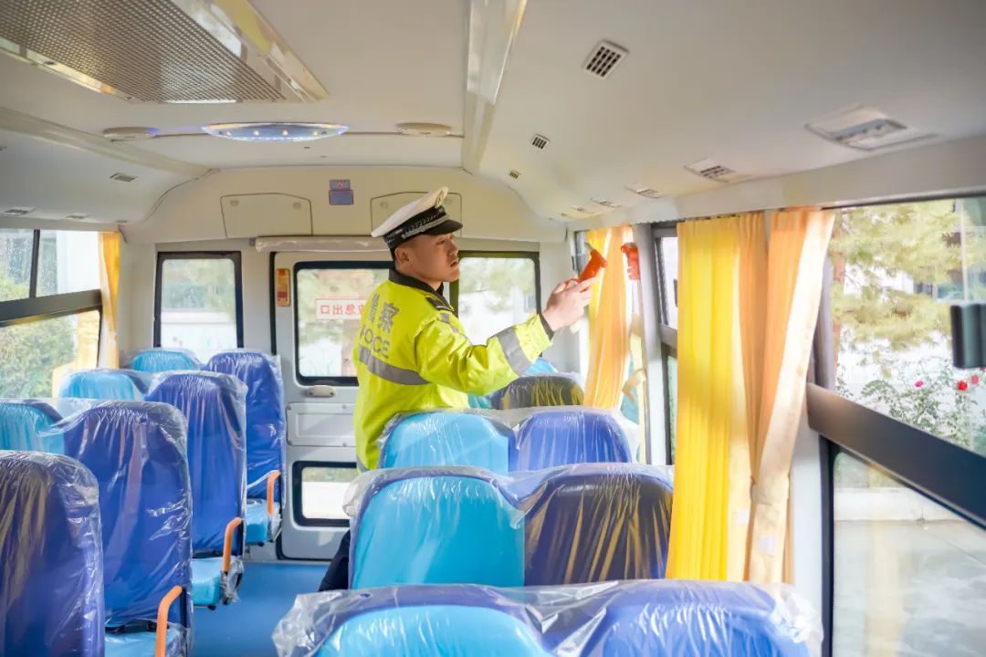 昌吉市七輛“大鼻子”專用校車全新亮相，開啟護(hù)娃模式