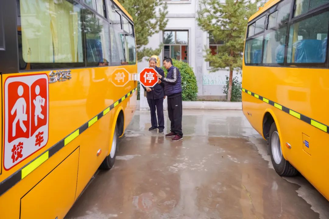 昌吉市七輛“大鼻子”專用校車全新亮相，開啟護(hù)娃模式