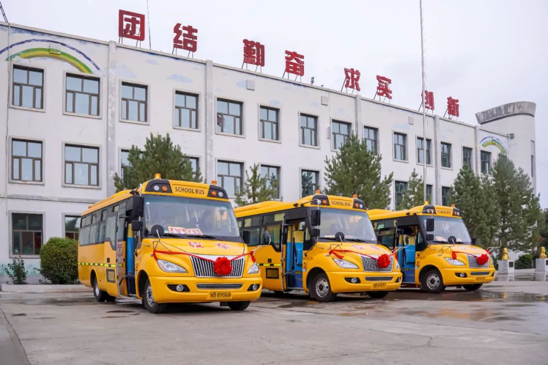昌吉市七輛“大鼻子”專用校車全新亮相，開啟護(hù)娃模式