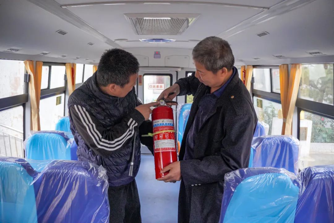 昌吉市七輛“大鼻子”專用校車全新亮相，開啟護(hù)娃模式