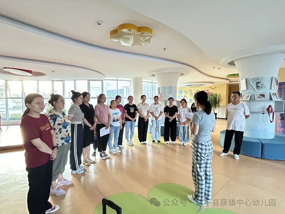應(yīng)急演練不松懈 校車安全伴我行——薛鎮(zhèn)中心幼兒園校車安全演練活動