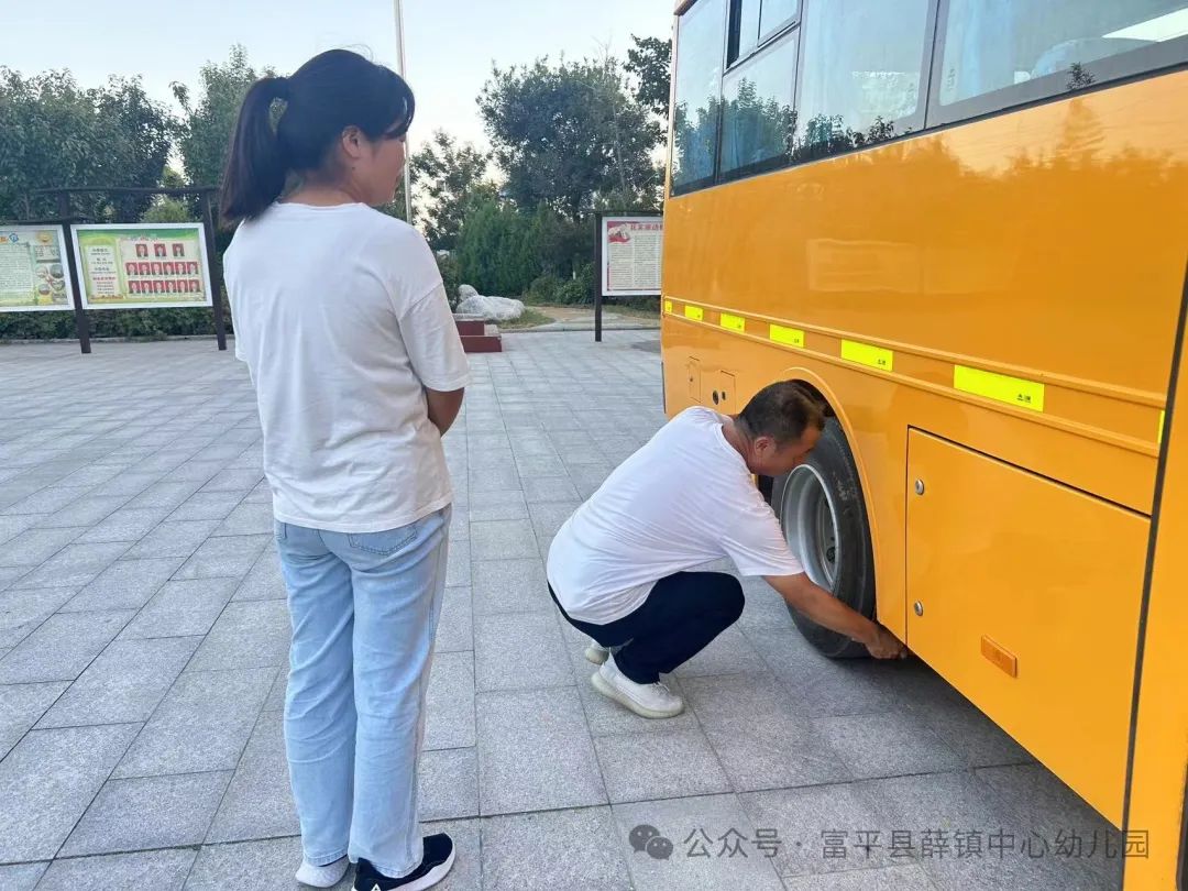 應(yīng)急演練不松懈 校車安全伴我行——薛鎮(zhèn)中心幼兒園校車安全演練活動