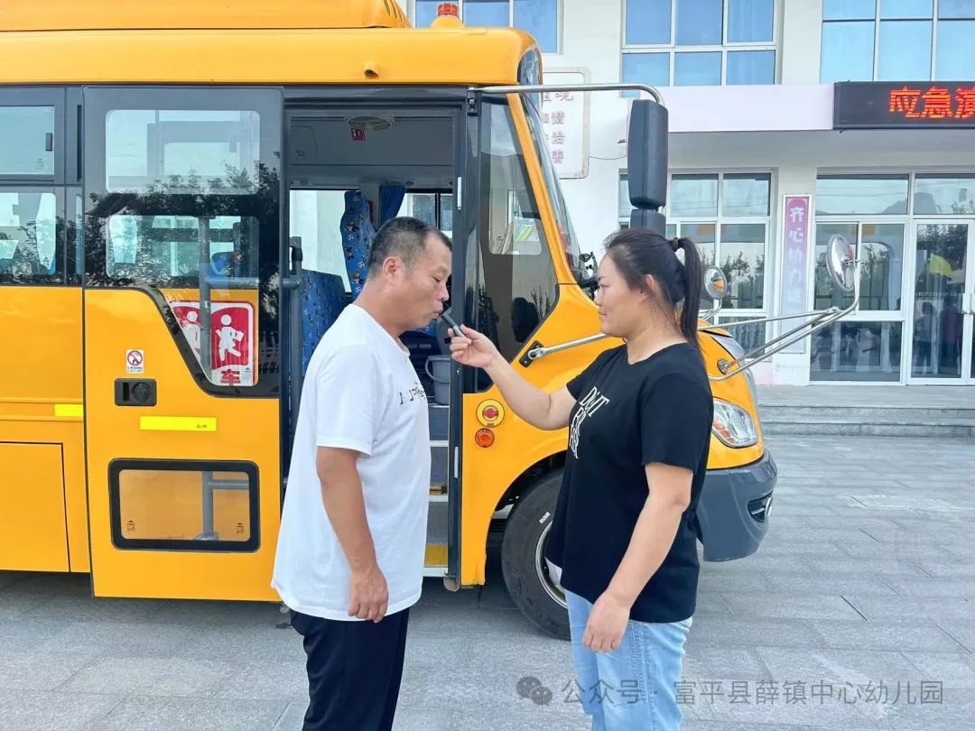 應(yīng)急演練不松懈 校車安全伴我行——薛鎮(zhèn)中心幼兒園校車安全演練活動