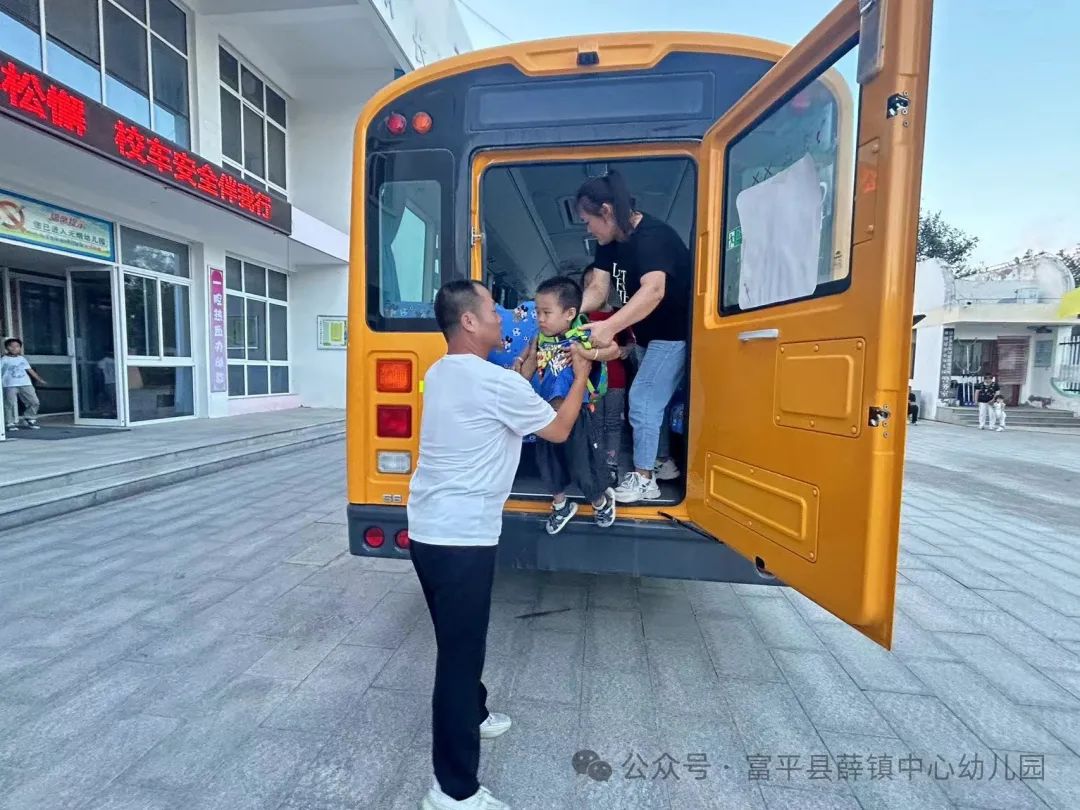 應(yīng)急演練不松懈 校車安全伴我行——薛鎮(zhèn)中心幼兒園校車安全演練活動