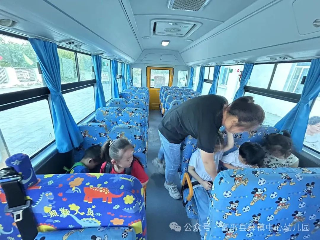 應(yīng)急演練不松懈 校車安全伴我行——薛鎮(zhèn)中心幼兒園校車安全演練活動