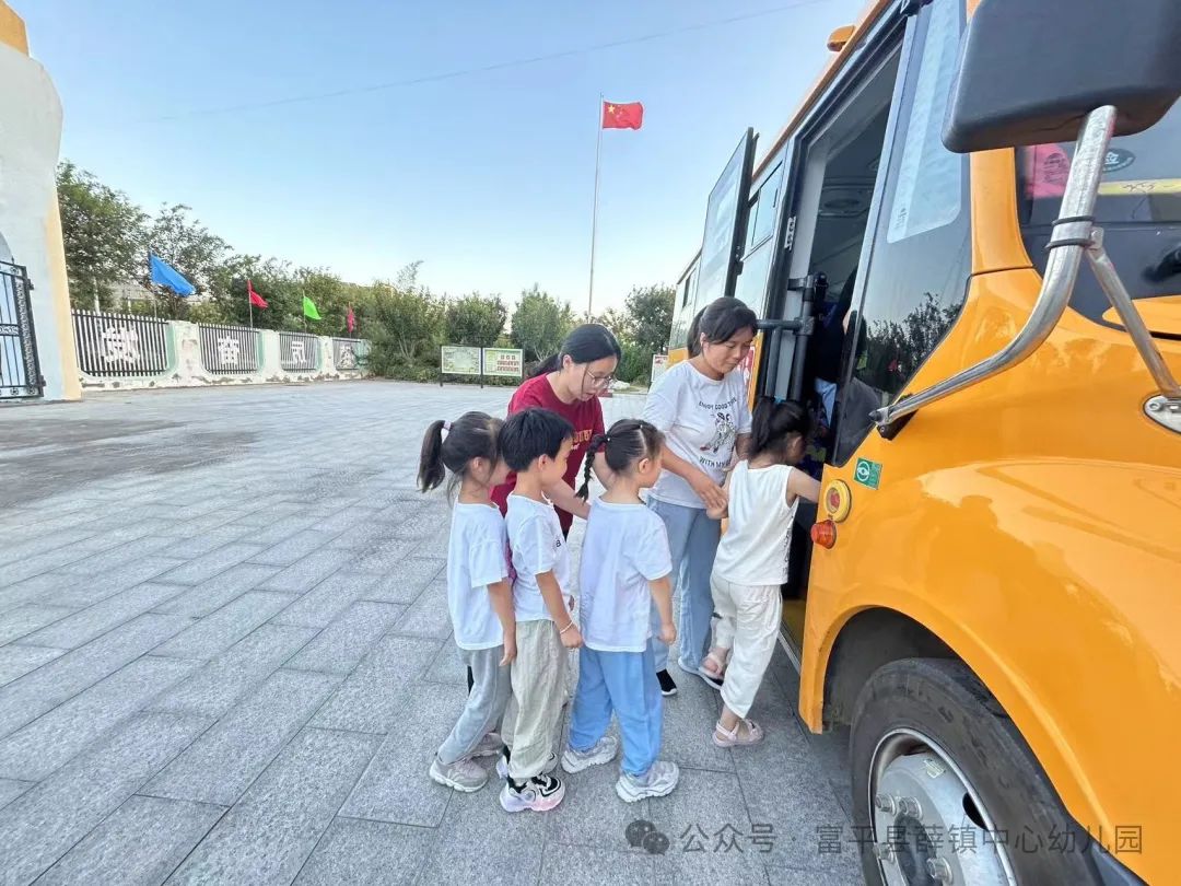 應(yīng)急演練不松懈 校車安全伴我行——薛鎮(zhèn)中心幼兒園校車安全演練活動