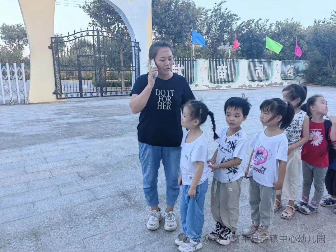 應(yīng)急演練不松懈 校車安全伴我行——薛鎮(zhèn)中心幼兒園校車安全演練活動